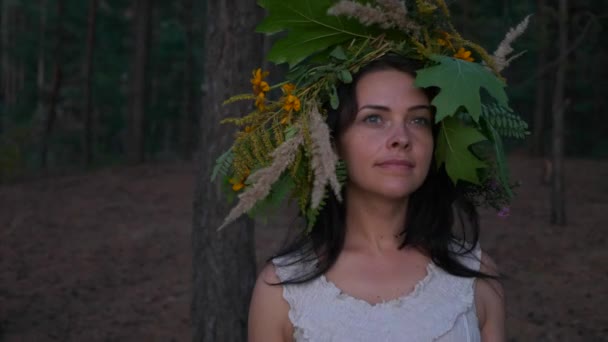 Close Mulher Vestido Branco Com Grinalda Floresta Noturna Movimento Lento — Vídeo de Stock