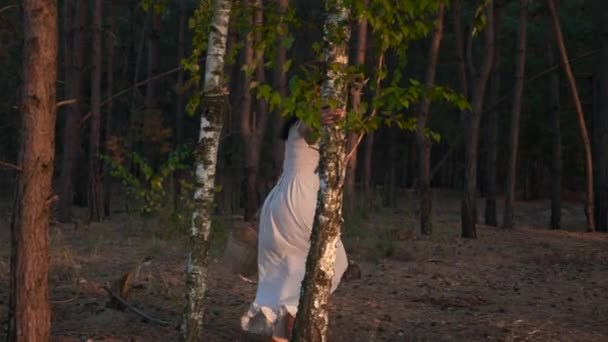 Mujer Vestido Blanco Con Corona Reúne Setas Cesta Bosque Pino — Vídeo de stock