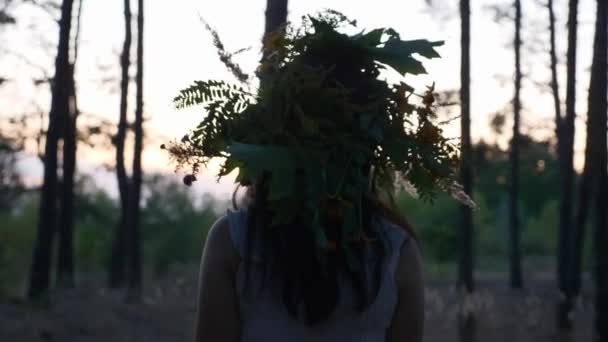Akşam Ormanı Nda Beyaz Elbiseli Kadın Çelenk Yavaş Çekim Fps — Stok video