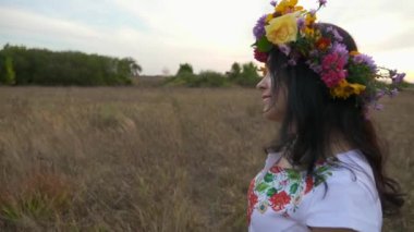 Kadın, Ormanın Ormanındaki Çimlerde Çalan Halk Müzisyenlerini Seviyor. 4K HDR