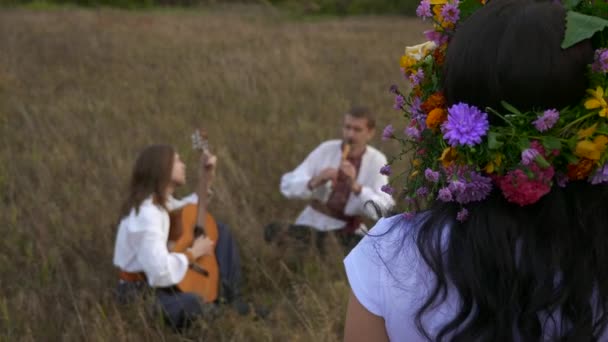 Frau Genießt Folk Musiker Die Auf Gras Wald Spielen Hdr — Stockvideo