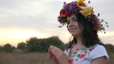Gülümseyen Mutlu Kadın Portresi Çiçek Çelengi Giyiyor ve Beyaz Elbise Doğanın Zevkini Çıkartıyor. 4K HDR