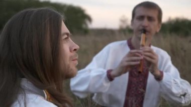 Ukrayna Etnik Kıyafetleri Giyinen Halk Müzisyenleri Ormanın Yakınındaki Çimenler Arasında Çimen Çalıyor. 4K HDR