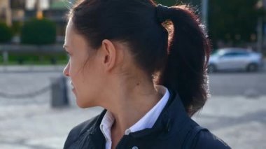 Ciddi Endişeli Kadın Şehir Caddesinde Bekliyor. Şehir Sabah Sahnesi