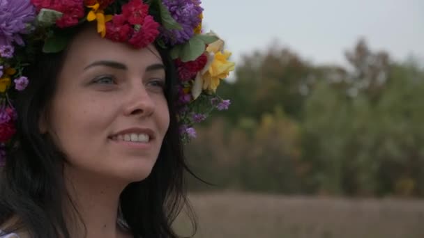 Portret Szczęśliwa Uśmiechnięta Kobieta Nosząca Wianek Kwiaty Biała Sukienka Lubi — Wideo stockowe