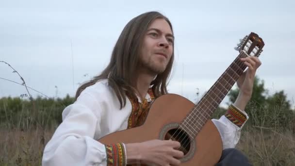 Folk Musicians Dressed Ukrainian Ethnic Clothes Playing Grass Field Forest — Stock Video