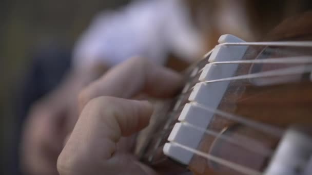 Yakın Plan Müzisyen Saha Arasında Otururken Gitar Üzerinde Çalıyor Hdr — Stok video
