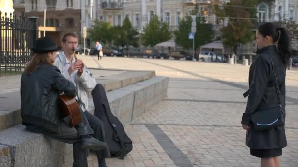 Ung Kvinna Lyssnar Gatumusiker Som Spelar Musik City Square — Stockvideo