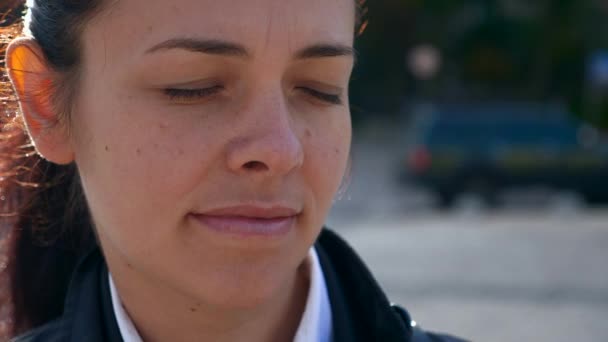 Portret Serieuze Bezorgde Vrouw Wacht City Street Stadsochtend Scene — Stockvideo