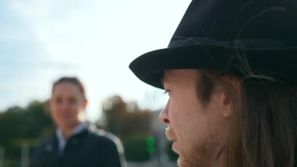 Close Street Musician Performer Hraje Kytaru Náměstí City Square Podzimní — Stock video