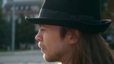 Yakın plan sokak müzisyeni şehir meydanında gitar çalıyor. Sonbahar Sabahı Şehir Sahnesi