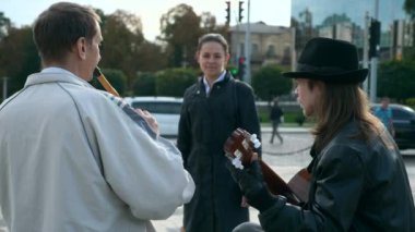 Genç Kadın Şehir Meydanı 'nda Sokak Müzisyenlerini Dinliyor