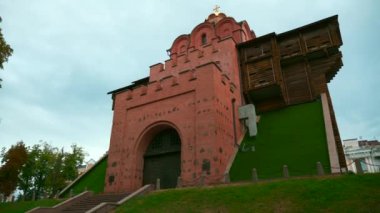 11. yüzyıl Golden Gate ortaçağ şehrinin ana güçlendirilmiş girişi. Kyiv Ukrayna - Eylül 2019