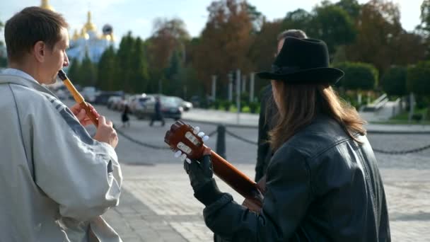 Fiatal Hallgat Street Zenészek Zenél City Square — Stock videók