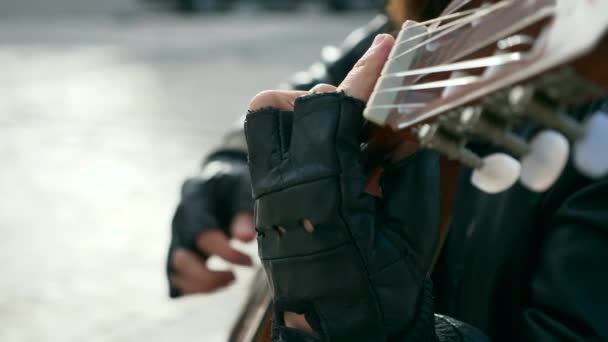 Közeli Utcai Zenész Előadó Gitározik City Square Őszi Városi Jelenet — Stock videók