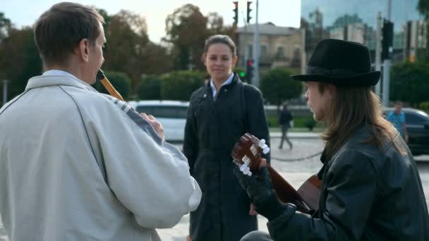 Mujer Joven Escucha Músicos Callejeros Tocando Música City Square — Vídeos de Stock