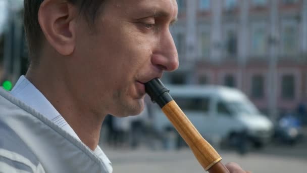 Närbild Street Musician Performer Spelar Flöjt City Square Höstmorgon — Stockvideo