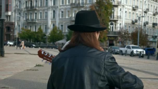 Две Уличные Группы Играют Гитаре Флюте Городской Площади Осеннее Утро — стоковое видео