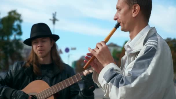 Две Уличные Группы Играют Гитаре Флюте Городской Площади Осеннее Утро — стоковое видео