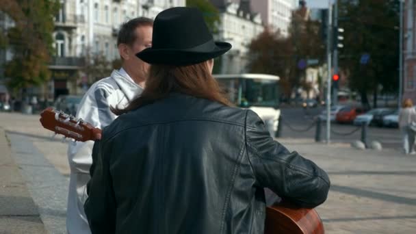 Dos Músicos Callejeros Tocan Guitarra Flauta Plaza Ciudad Mañana Otoño — Vídeo de stock