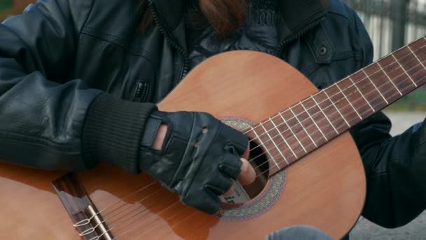 Два Вуличних Музиканти Грають Гітарі Флейті Міській Площі Осінній Ранок — стокове відео