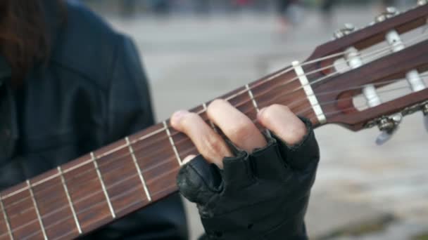 两个街头音乐家在城市广场上弹奏吉他和长笛 — 图库视频影像
