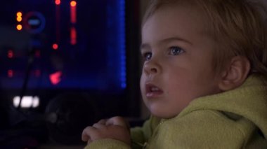 4K 60 Fps Bilgisayar İzleme Ekranında Medya İzlerken Çocuk Yüzünde Yakın Çekim Duyguları