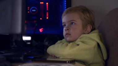 4K 60 Fps Bilgisayar İzleme Ekranında Medya İzlerken Çocuk Yüzünde Yakın Çekim Duyguları