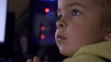 4K 60 Fps Bilgisayar İzleme Ekranında Medya İzlerken Çocuk Yüzünde Yakın Çekim Duyguları