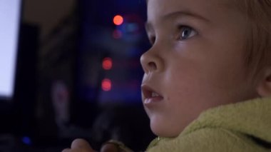 4K 60 Fps Bilgisayar Ekranı İzlenirken Küçük Çocuk Konuşuyor