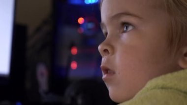 4K 60 Fps Bilgisayar İzleme Ekranında Medya İzlerken Çocuk Yüzünde Yakın Çekim Duyguları