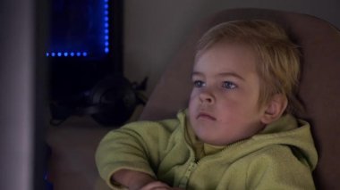 4K 60 Fps Bilgisayar İzleme Ekranında Medya İzlerken Çocuk Yüzünde Yakın Çekim Duyguları