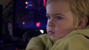 4K 60 Fps Bilgisayar İzleme Ekranında Medya İzlerken Çocuk Yüzünde Yakın Çekim Duyguları