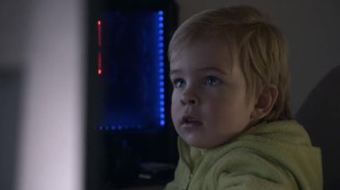 4K 60 Fps Küçük Çocuk Masaüstü Bilgisayarı Kullanıyor. Ekranda Web İzleme Ortamı Sörfü