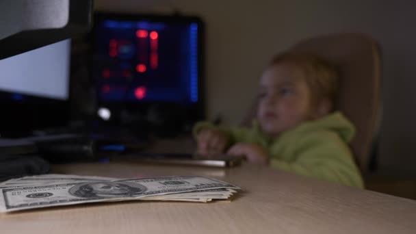 Dollár Asztalon Gyermek Médiát Néz Számítógép Monitoron Homályos Háttér — Stock videók