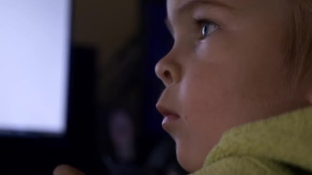 Fps Zbliżenie Emocje Twarzy Dziecka Podczas Oglądania Mediów Ekranie Monitora — Wideo stockowe