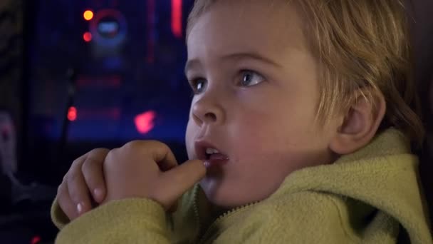 Fps Bilgisayar Zleme Ekranında Medya Zlerken Çocuk Yüzünde Yakın Çekim — Stok video