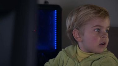 4K 60 Fps Küçük Çocuk Masaüstü Bilgisayarı Kullanıyor. Ekranda Web İzleme Ortamı Sörfü