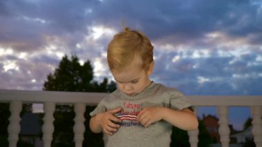 Little Boy tişörtü Geleceğin İşaret Başkanı ve Amerikan Bayrağı ile düzeltiyor. Yavaş çekim 60 fps