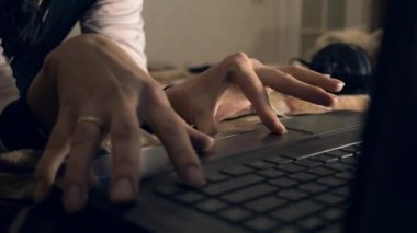 4K 60 fps Yakın plan Kadın Eller Yataktaki Laptop Bilgisayarında Touchpad kullanıyor