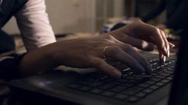 4K 60 fps Yakın plan Kadın Eller Klavyede Bilgisayarda Yatakta Yazıyor