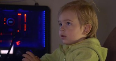 Sevimli Küçük Çocuk Bilgisayar Ekranında Heyecanlı Videolar İzliyor