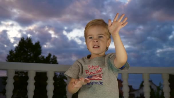 Мальчик Машет Руками Ребенок Футболке Знаком Будущий Президент Американским Флагом — стоковое видео