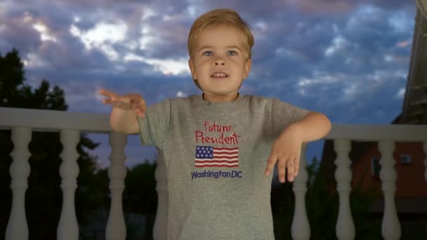 Sallayan Küçük Çocuk Üzerinde Geleceğin Başkanı Amerikan Bayrağı Yazan Tişört — Stok video