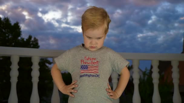 真面目な少年 子供はサイン未来の社長とアメリカ国旗とTシャツに身を包んだ スローモーション60 Fps — ストック動画