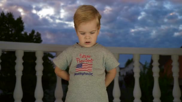 Ernsthaftes Nachdenken Kind Shirt Mit Sign Future President Und Amerikanischer — Stockvideo