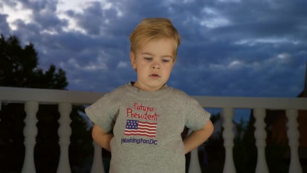 Kleiner Junge Winkt Mit Den Händen Kind Shirt Mit Sign — Stockvideo