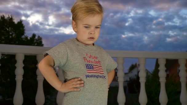Serieuze Kleine Jongen Denkend Kind Gekleed Shirt Met Sign Future — Stockvideo