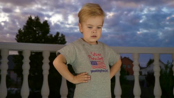 Ernsthaftes Nachdenken Kind Shirt Mit Sign Future President Und Amerikanischer — Stockvideo