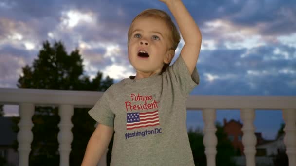 Kleine Jongen Zwaaiende Handen Kind Gekleed Shirt Met Sign Future — Stockvideo